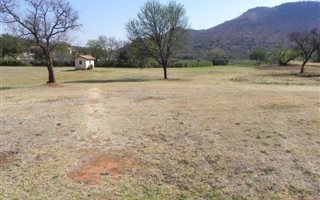818 m² Land available in Broederstroom