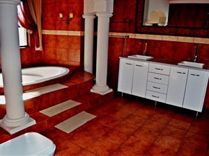 5 Bed House in Sonneveld