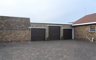 3 Bedroom House in Boltonwold