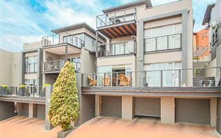 2 Bedroom Apartment in Hurlingham Manor