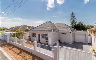4 Bedroom House in Claremont