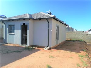 2 Bed House in Clayville
