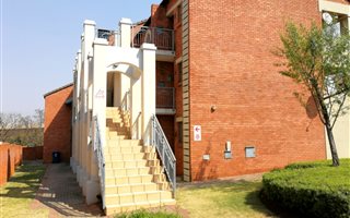 2 Bedroom Townhouse in Die Hoewes
