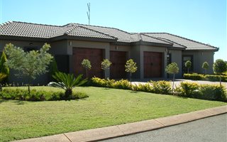 3 Bedroom Cluster in Hazeldean (Silverlakes Surroundings)