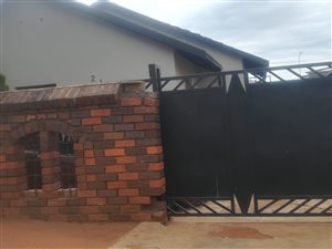 3 Bed House in Protea North