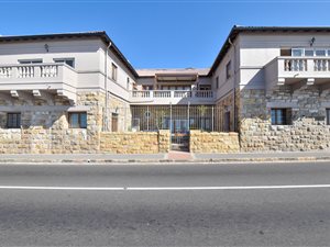 2 Bed Apartment in Kalk Bay