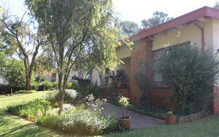 4 Bedroom House in Schuinshoogte