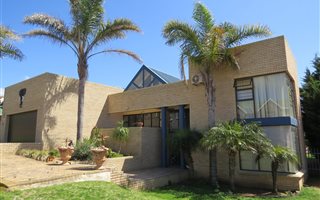 5 Bedroom House in Menkenkop