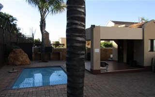 2 Bedroom Apartment in Constantia Kloof