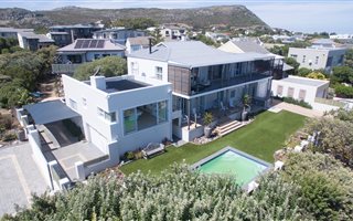4 Bedroom House in Kommetjie