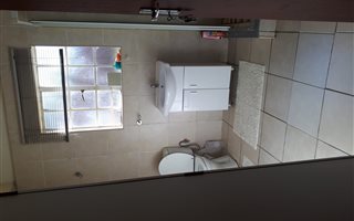 Bachelor apartment in Ashlea Gardens