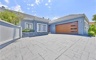 4 Bedroom House in Maroeladal
