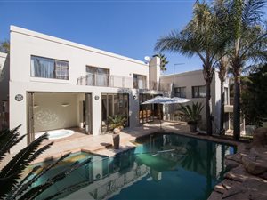 7 Bed House in Waterkloof Ridge