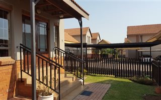 3 Bedroom House in Kosmosdal