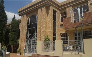 200 m² Commercial space in Halfway Gardens