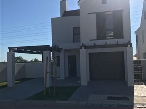 3 Bedroom House in Somerset West Central