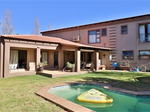 4 Bed House in Woodland Hills