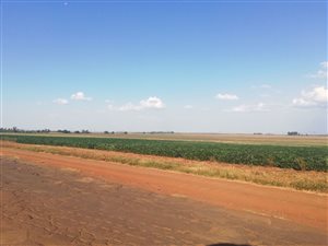 315.9 ha Farm in Aston Lake