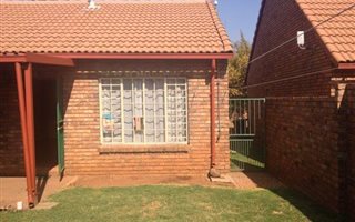 2 Bedroom Simplex in Die Hoewes