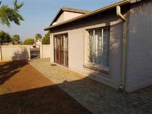 3 Bed Townhouse in Heuwelsig Estate