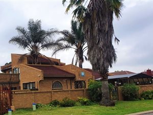 5 Bed House in Dewalt Hattingh Park