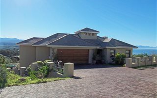 4 Bedroom House in Plettenberg Bay