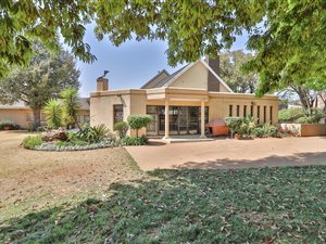 6 Bed House in Glen Marais