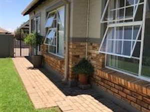 3 Bed Townhouse in Heuwelsig Estate