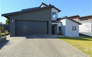 4 Bedroom House in Waterfall Estate