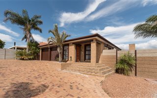 3 Bedroom House in Sonstraal East