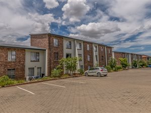 2 Bed Apartment in Rooihuiskraal North