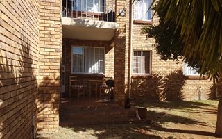 2 Bedroom Flat in Die Hoewes