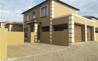 3 Bedroom House in Kosmosdal