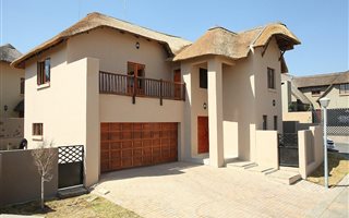3 Bedroom Cluster in Douglasdale