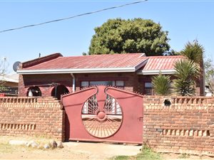 2 Bed House in Krugersdorp Central