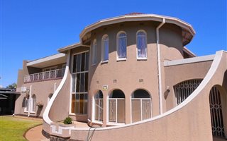 6 Bedroom House in Carters Glen