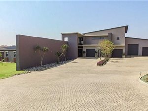 6 Bed House in Mooikloof Glen