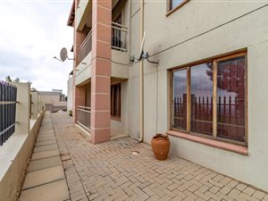2 Bed Apartment in Constantia Kloof