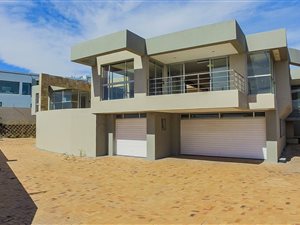 8 Bed House in Bloubergstrand
