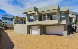 8 Bedroom House in Bloubergstrand