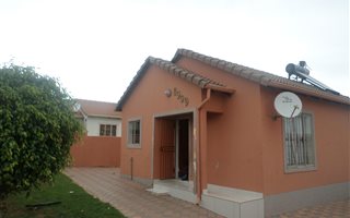 2 Bedroom House in Olievenhoutbos