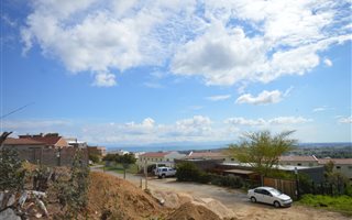 658 m² Land available in Gordons Bay Central