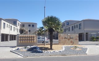 2 Bedroom Apartment in Bloubergstrand