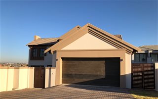 3 Bedroom House in Blue Valley Golf Estate