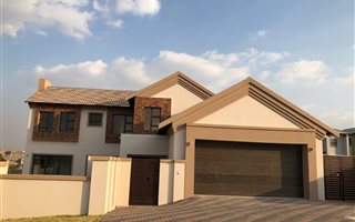 3 Bedroom House in Blue Valley Golf Estate