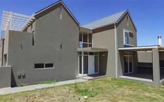 3 Bedroom House in Somerset Lakes