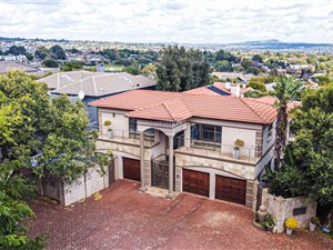 5 Bed House in Benmore Gardens
