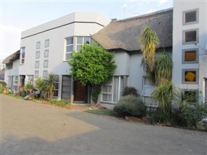 3 Bed Townhouse in Vanderbijlpark SE4