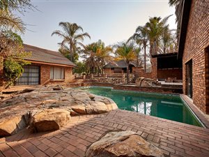 5 Bed House in President Park