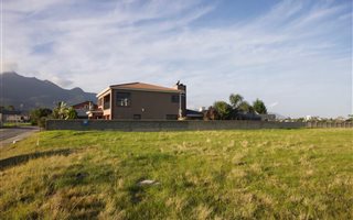 800 m² Land available in King George Park